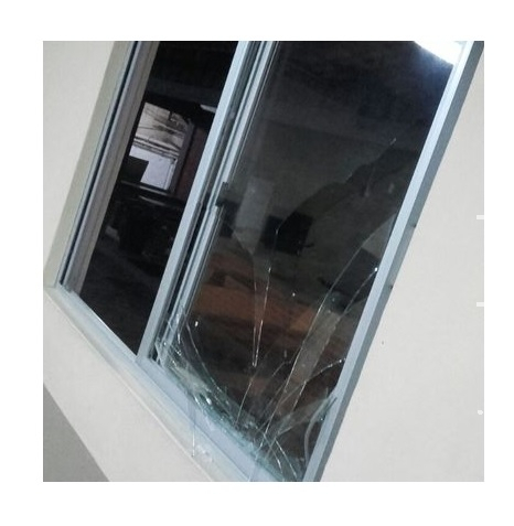 Mulher invade casa com cabo de vassoura, quebra tudo e bate no ex no Estrela do Sul Mulher invade casa com cabo de vassoura, quebra tudo e bate no ex no Estrela do Sul