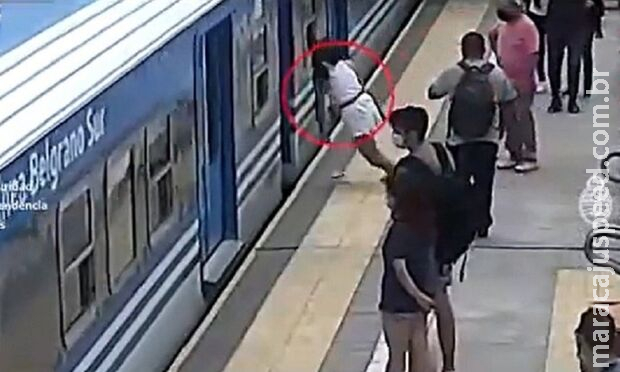 Mulher passa mal e cai em trilhos de trem na Argentina Mulher passa mal e cai em trilhos de trem na Argentina