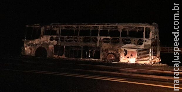 Ônibus pega fogo e fica totalmente destruído em Nova Andradina