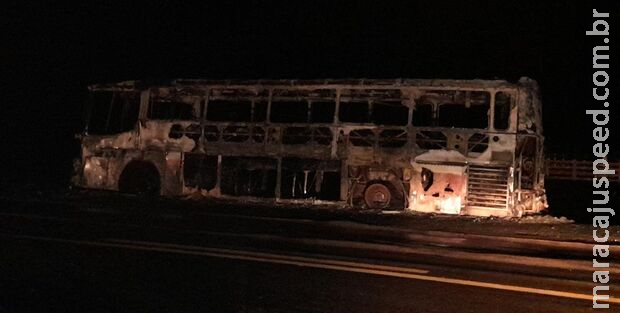 Ônibus pega fogo e fica totalmente destruído em Nova Andradina Ônibus pega fogo e fica totalmente destruído em Nova Andradina