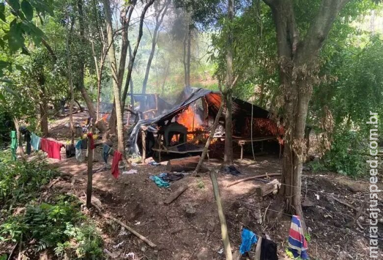 Paraguai queima acampamentos e mais 14,5 toneladas de maconha Paraguai queima acampamentos e mais 14,5 toneladas de maconha