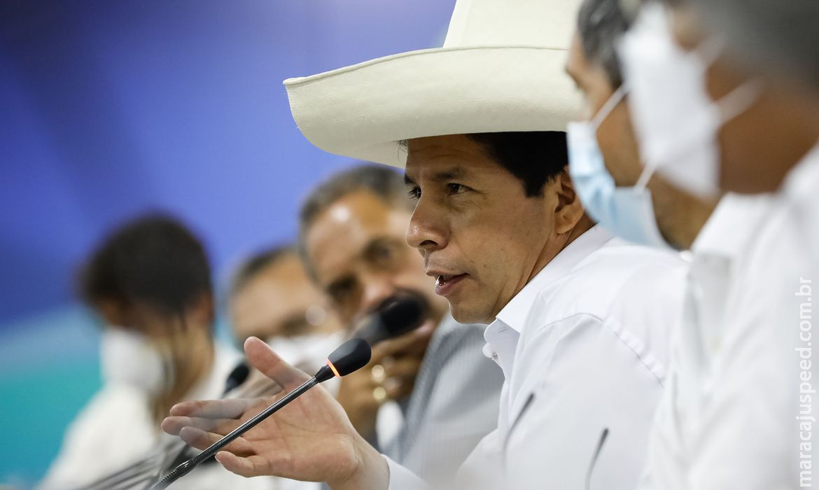Peru impõe toque de recolher para conter protestos Peru impõe toque de recolher para conter protestos