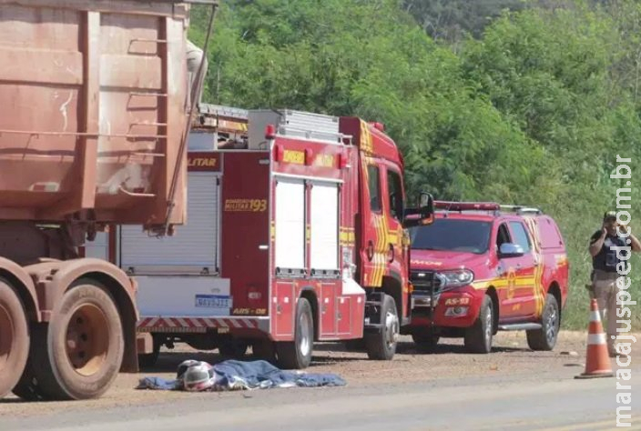 Piloto de moto cai ao desviar de obstáculo e garupa morre atingido por caminhão Piloto de moto cai ao desviar de obstáculo e garupa morre atingido por caminhão