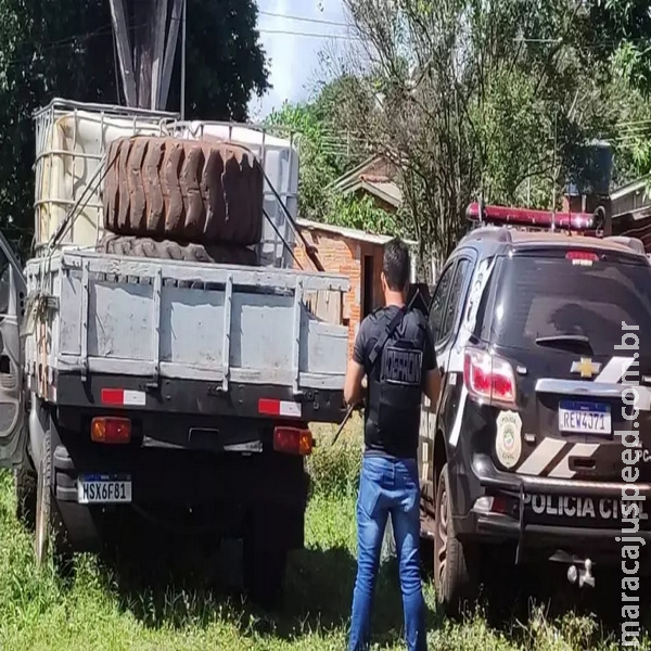 Polícia encontra mais de 2,5 toneladas de maconha em caminhonete dentro de casa Polícia encontra mais de 2,5 toneladas de maconha em caminhonete dentro de casa