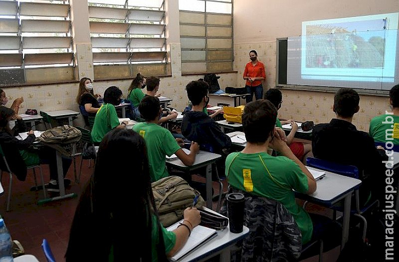 Professores convocados do Estado recebem salários nesta sexta com reajuste de 20% 