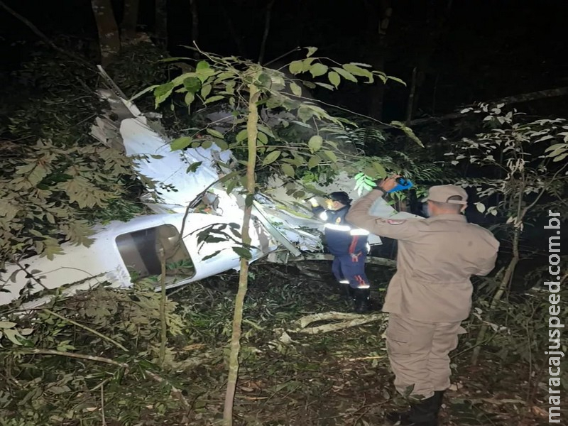 Quatro pessoas morrem em queda de avião em região de mata em MT