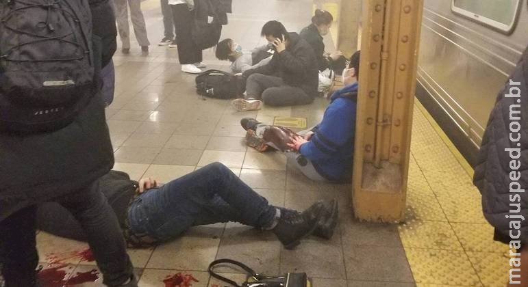 Tiroteio no metrô de Nova York deixa 16 pessoas feridas Tiroteio no metrô de Nova York deixa 16 pessoas feridas