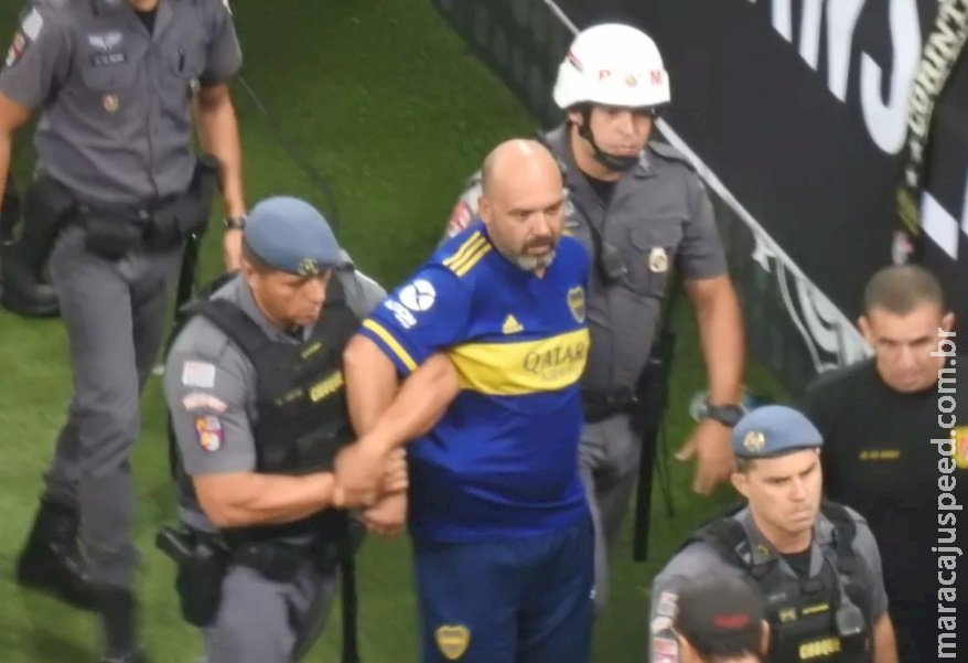 Torcedor do Boca é detido após imitar macaco na arena do Corinthians