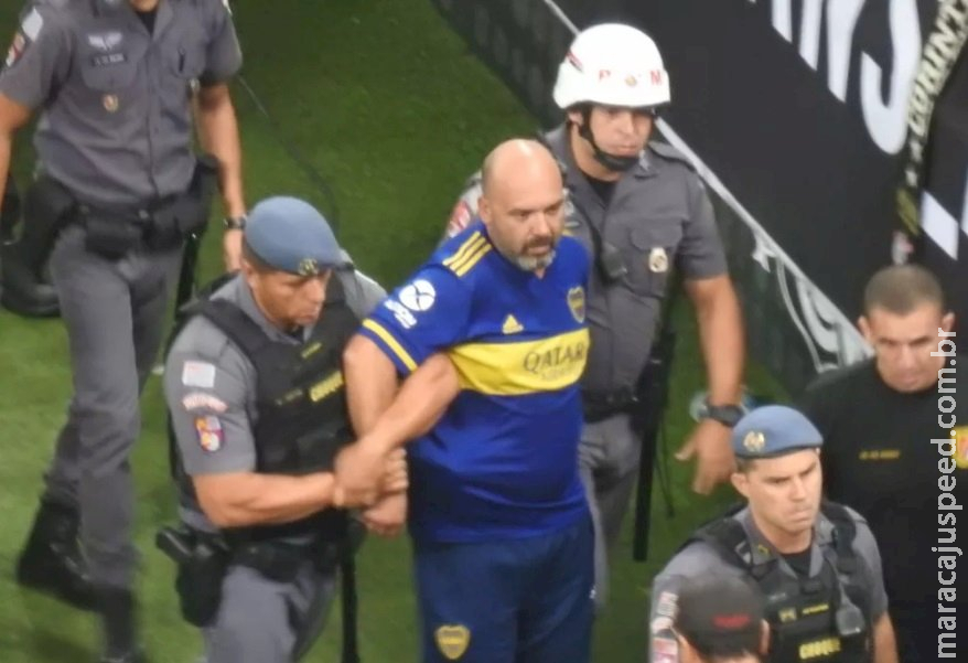 Torcedor do Boca é detido após imitar macaco na arena do Corinthians Torcedor do Boca é detido após imitar macaco na arena do Corinthians