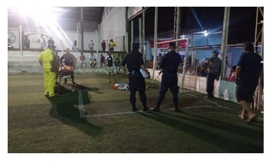 Trave de gol cai e mata criança em campo de futebol na Fronteira
