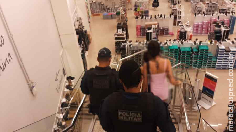 Usando muleta para fingir deficiência, mulher é presa furtando loja de shopping
