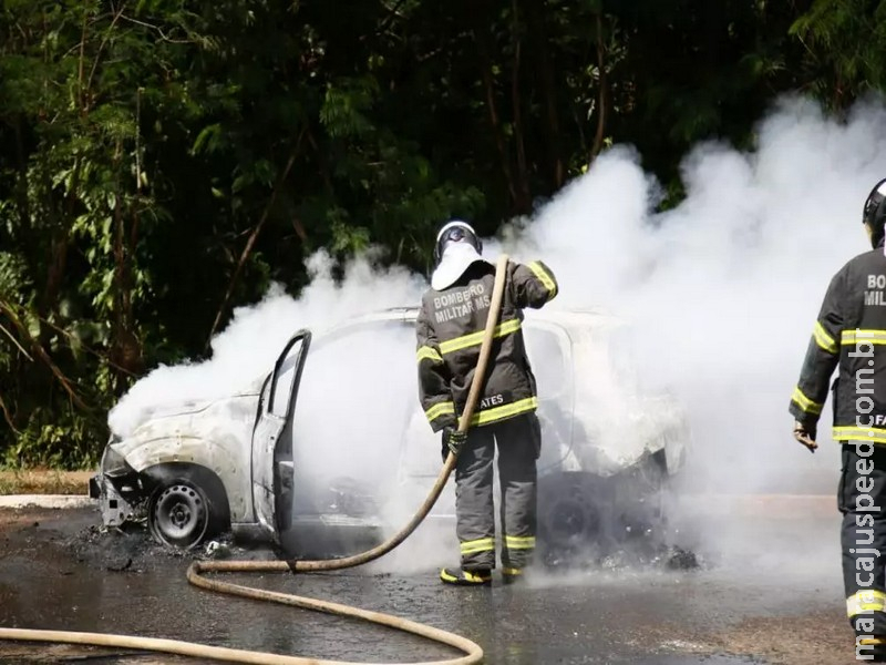 Veículo alugado por motorista de aplicativo pega fogo após ‘apagar do nada’ em Campo Grande Veículo alugado por motorista de aplicativo pega fogo após ‘apagar do nada’ em Campo Grande