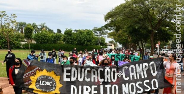 Acadêmicos protestam por recursos e manutenção de curso na UFGD em Dourados Acadêmicos protestam por recursos e manutenção de curso na UFGD em Dourados