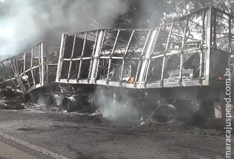 Acidente entre três veículos deixa carreta destruída pelo fogo na BR-163 Acidente entre três veículos deixa carreta destruída pelo fogo na BR-163