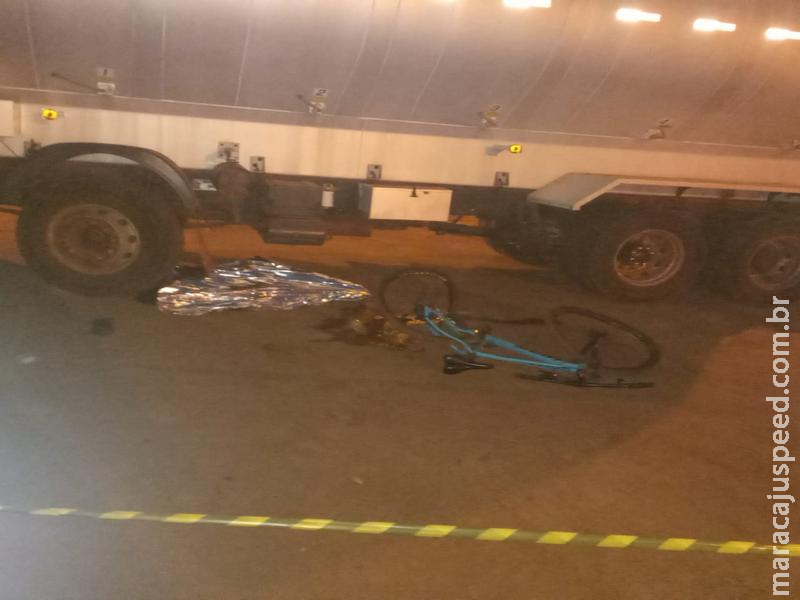 Adolescente morre atropelada por caminhão na saída da escola Adolescente morre atropelada por caminhão na saída da escola