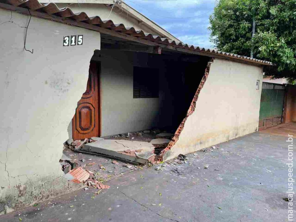 Após colisão, mulher tenta fuga e bate em muro de residência em cidade de MS Após colisão, mulher tenta fuga e bate em muro de residência em cidade de MS