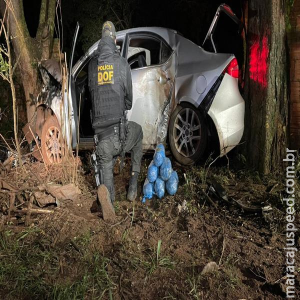 Após furar bloqueio, homem bate carro em árvores e é preso pelo DOF com maconha