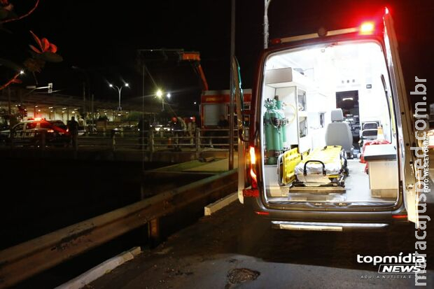 Após quatro dias, mulher que caiu no córrego da Ernesto Geisel morre na Santa Casa