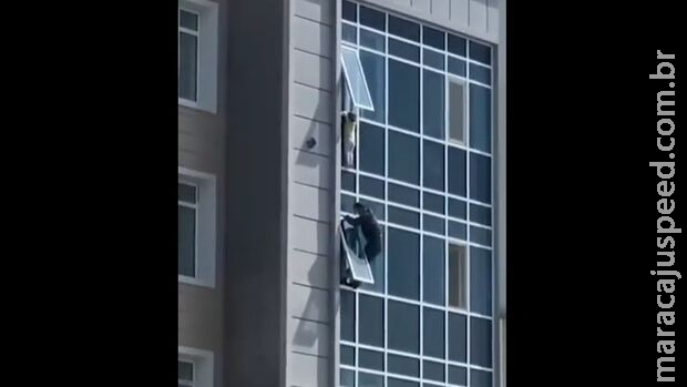 Bebê pendurado em janela do oitavo andar é salvo por desconhecido Bebê pendurado em janela do oitavo andar é salvo por desconhecido
