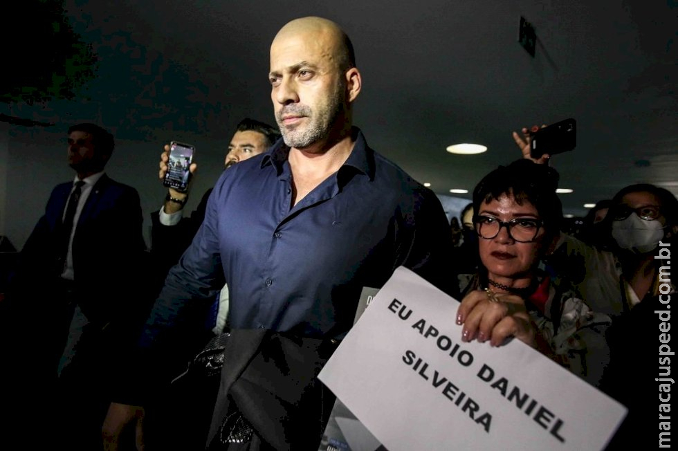 Bolsonaristas promovem mutirão para pagar multa de Daniel Silveira imposta por Moraes Bolsonaristas promovem mutirão para pagar multa de Daniel Silveira imposta por Moraes