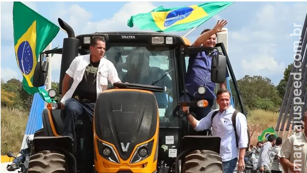 Bolsonaro tirou dinheiro de auxílio a pobres e comprou 10 tratores para MS, diz denúncia Bolsonaro tirou dinheiro de auxílio a pobres e comprou 10 tratores para MS, diz denúncia