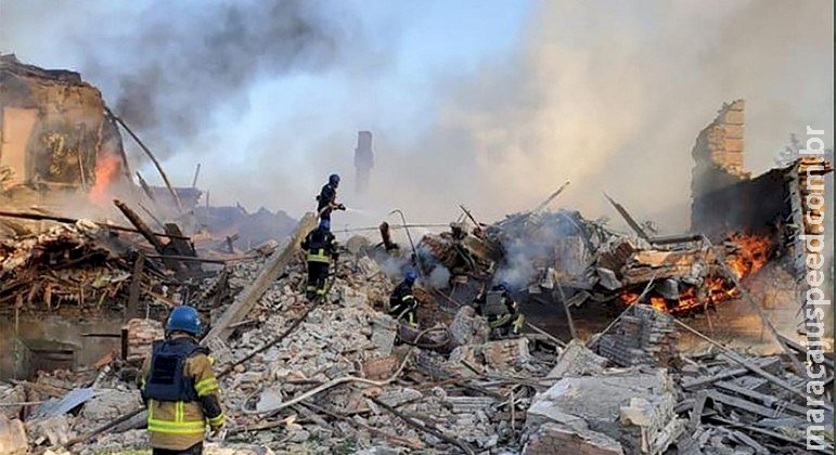 Bombardeio a escola no leste da Ucrânia termina com 60 mortos Bombardeio a escola no leste da Ucrânia termina com 60 mortos