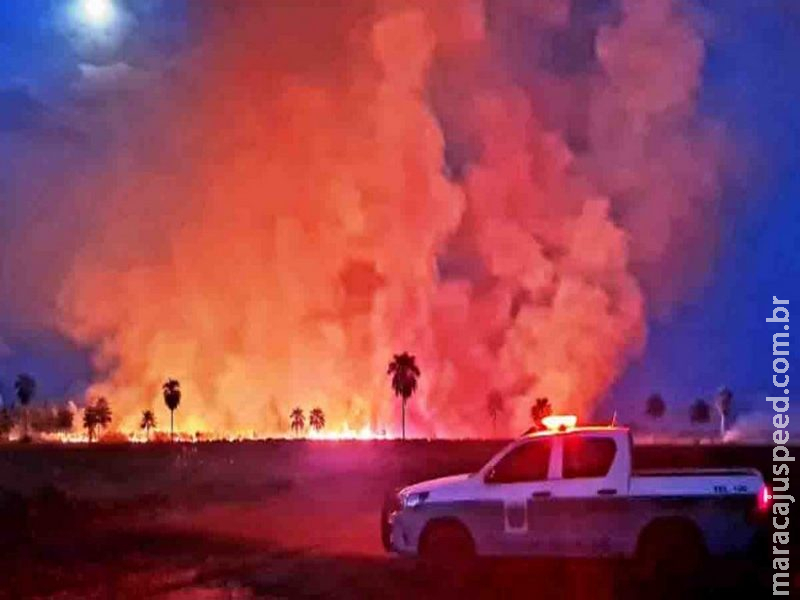 Bombeiros fazem contenção para combater incêndio que já dura 2 dias no Pantanal