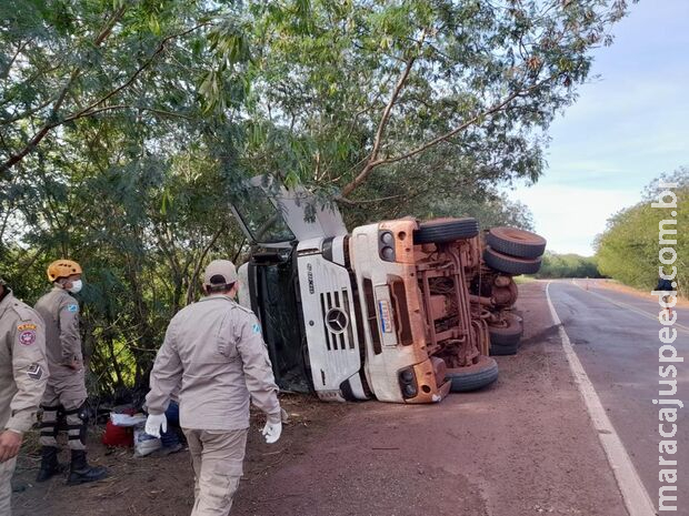 Caminhão carregado com carvão tomba na BR-262, em Corumbá