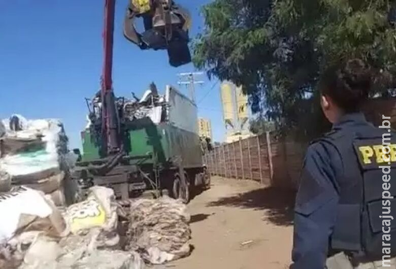 Caminhão carregado com plástico é apreendido com 789 kg de maconha