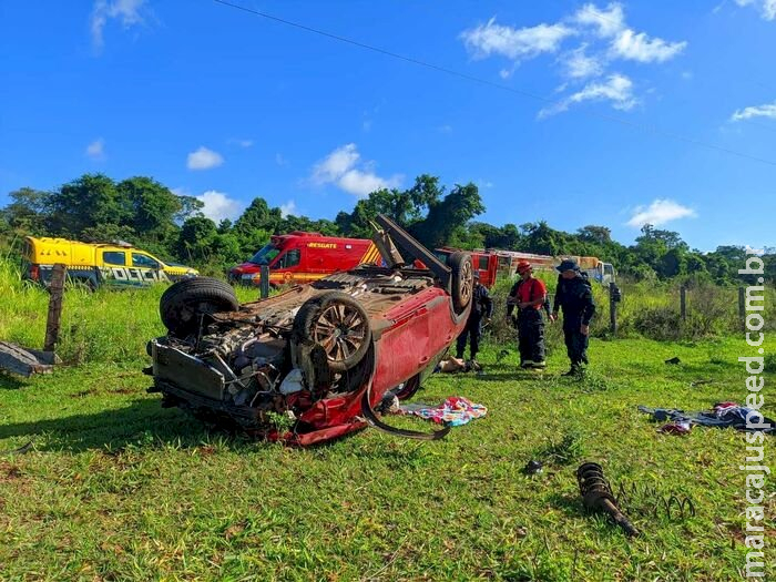 Capotamento na MS-156 deixa três pessoas mortas; vítima foi arremessada do carro Capotamento na MS-156 deixa três pessoas mortas; vítima foi arremessada do carro