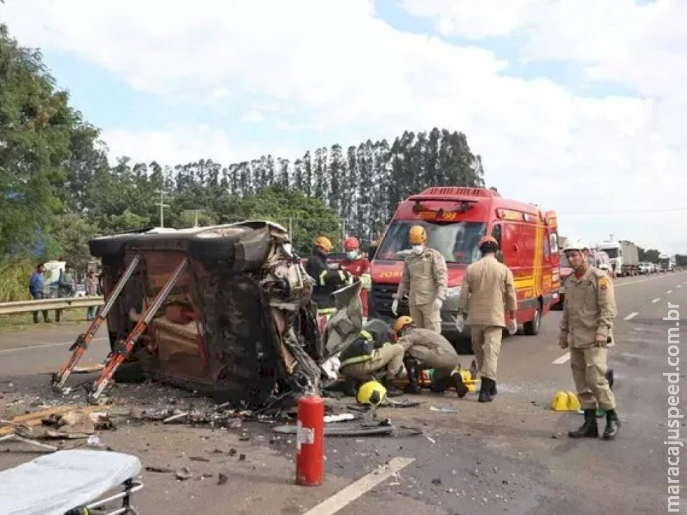 Carro bate em caminhão e motorista sofre traumatismo craniano Carro bate em caminhão e motorista sofre traumatismo craniano