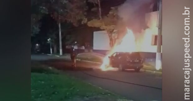 Carro carregado com drogas pega fogo em avenida de Ponta Porã Carro carregado com drogas pega fogo em avenida de Ponta Porã