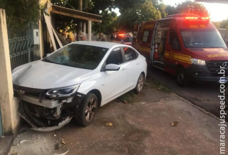 Carro desgovernado colide contra cobertura e deixa menina ferida 