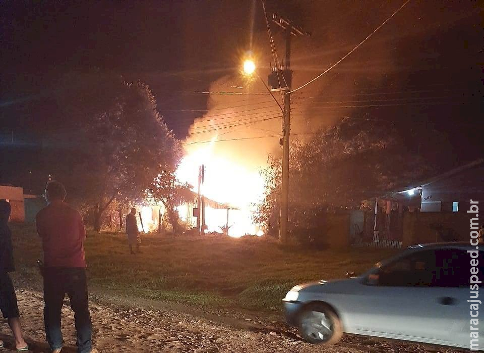 Casa é totalmente consumida pelo fogo em Caarapó Casa é totalmente consumida pelo fogo em Caarapó