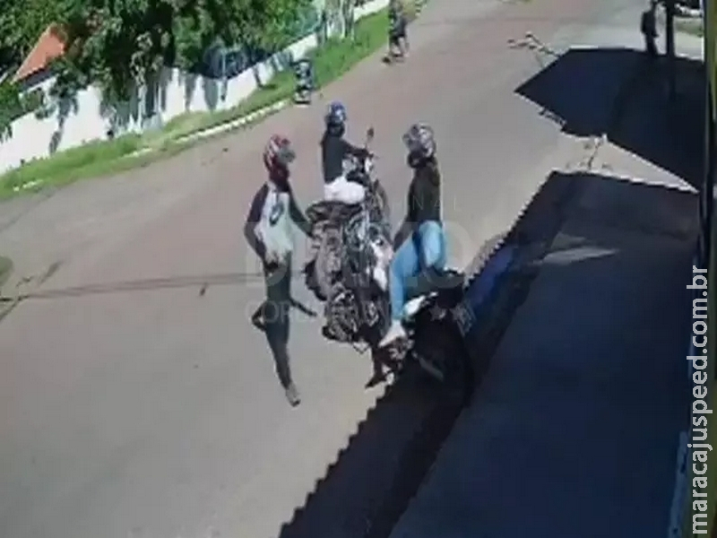 Casal armado rende mulher e rouba moto em plena luz do dia Casal armado rende mulher e rouba moto em plena luz do dia