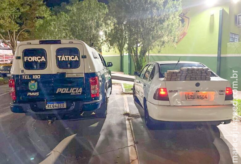 Casal é pego levando maconha e em veículo com duas crianças Casal é pego levando maconha e em veículo com duas crianças
