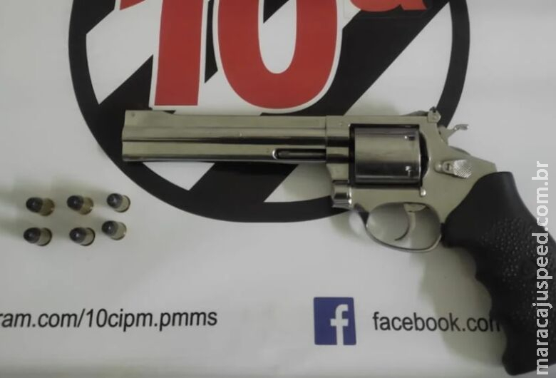 Casal é preso por porte ilegal de arma de fogo Casal é preso por porte ilegal de arma de fogo