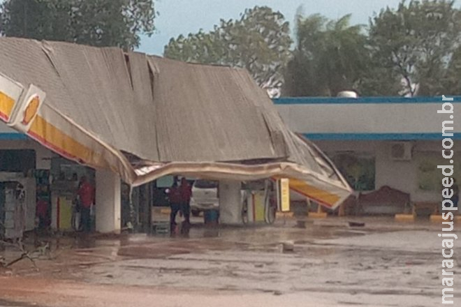 Chuva e vento deixa ao menos 30 casas destelhadas e Miranda sem água ou luz Chuva e vento deixa ao menos 30 casas destelhadas e Miranda sem água ou luz