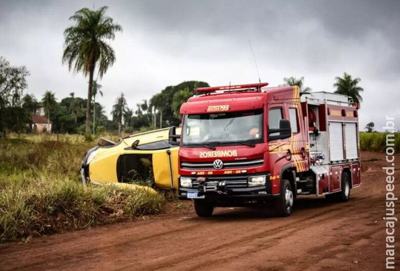 Cinco pessoas ficam feridas em capotamento na MS-060 Cinco pessoas ficam feridas em capotamento na MS-060