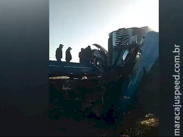 Colisão entre carretas deixa um morto e trava trecho da BR-262 Colisão entre carretas deixa um morto e trava trecho da BR-262