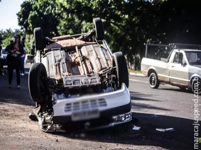 Colisão entre carros deixa Uno capotado no bairro Otávio Pécora em Campo Grande Colisão entre carros deixa Uno capotado no bairro Otávio Pécora em Campo Grande
