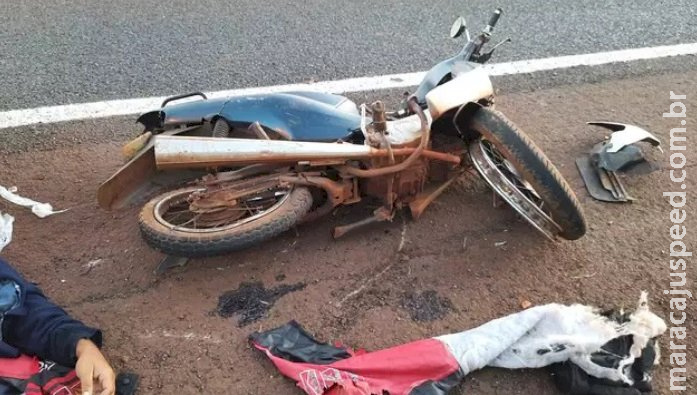 Colisão entre Hilux e moto deixa um morto e outro ferido na BR-163 Colisão entre Hilux e moto deixa um morto e outro ferido na BR-163