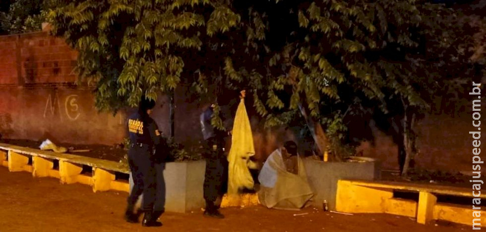 Com bebê de um ano, família dormia em varanda de casa abandonada em cidade de MS Com bebê de um ano, família dormia em varanda de casa abandonada em cidade de MS