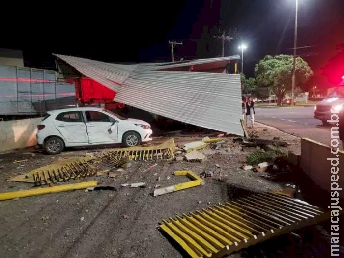 Com carro de cliente, motorista destrói teto de lava-jato e muro Com carro de cliente, motorista destrói teto de lava-jato e muro