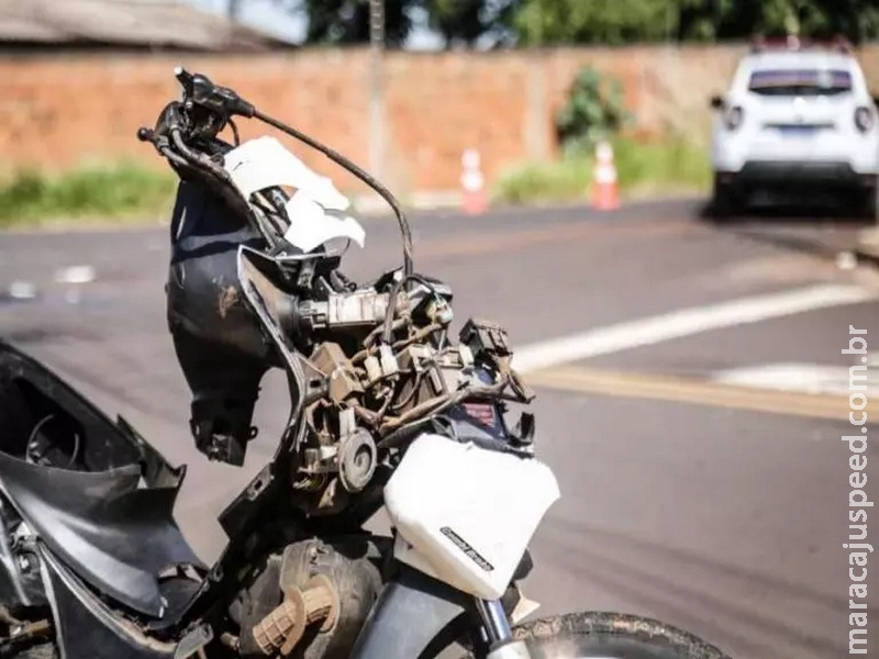 Com fratura na coluna, motociclista que parou embaixo de caminhão em acidente está em coma Com fratura na coluna, motociclista que parou embaixo de caminhão em acidente está em coma