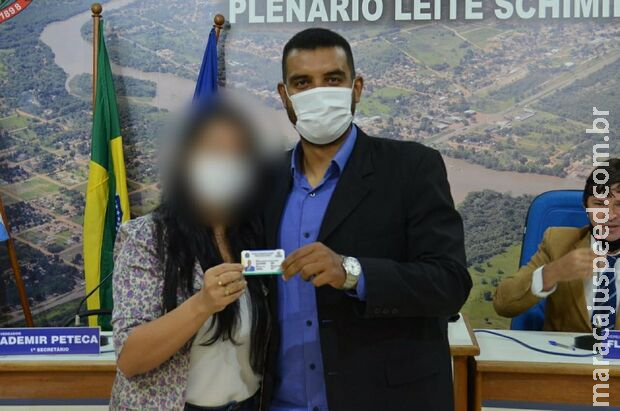 Com R$ 8 mil, secretária da Câmara ganha mais que vereador em Coxim Com R$ 8 mil, secretária da Câmara ganha mais que vereador em Coxim
