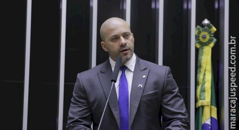 Daniel Silveira se recusa a colocar tornozeleira e diz que cumpre perdão presidencial Daniel Silveira se recusa a colocar tornozeleira e diz que cumpre perdão presidencial