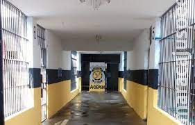 Detenta surta, ameaça dentista e destrói consultório de presídio em Corumbá Detenta surta, ameaça dentista e destrói consultório de presídio em Corumbá