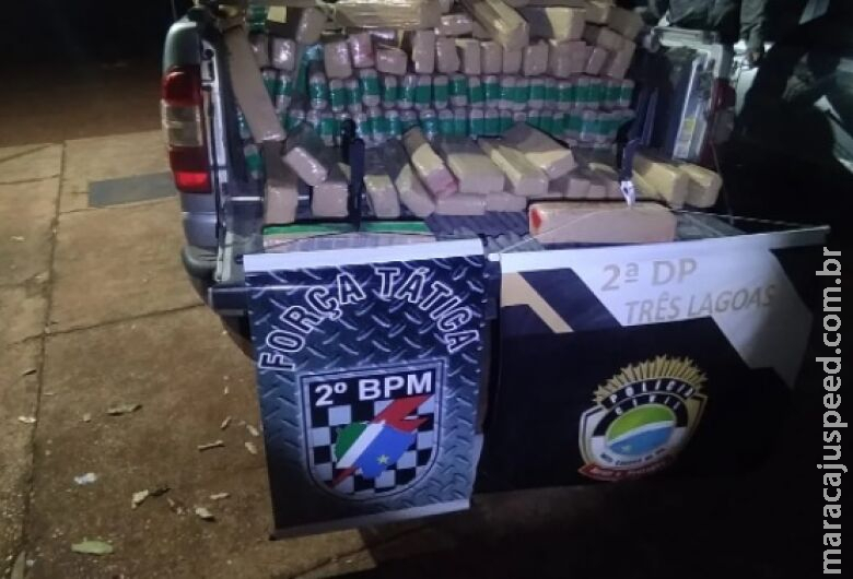 Dois são presos em ação policial que localizou mais de 800 kg de droga em veículo Dois são presos em ação policial que localizou mais de 800 kg de droga em veículo