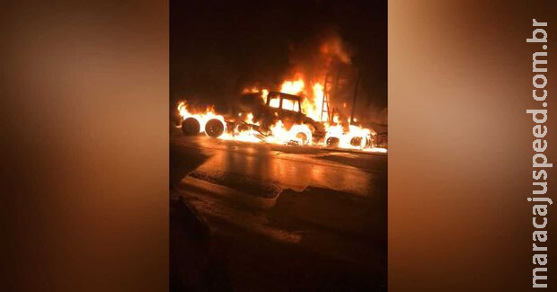 Duas carretas pegam fogo após baterem de frente em Água Clara